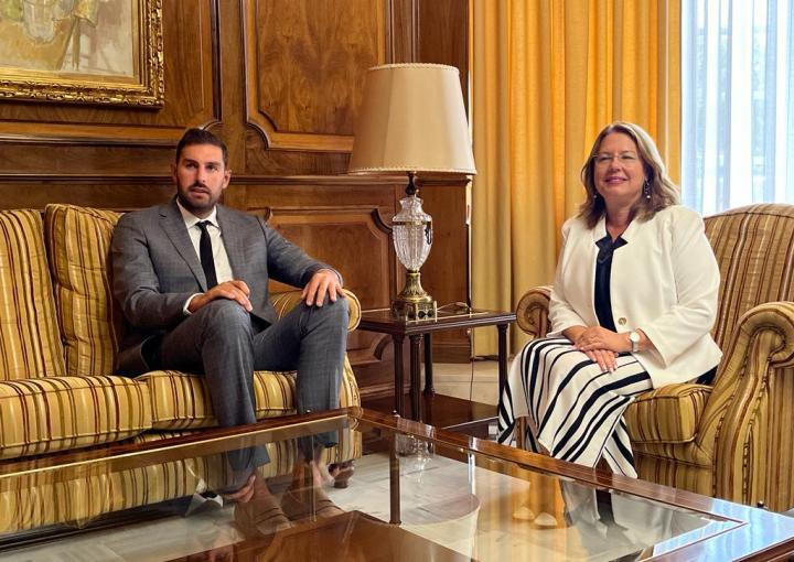 La presidenta de la Asamblea Regional, Visitación Martínez, se reúne con el portavoz del grupo parlamentario Vox, José Ángel Antelo